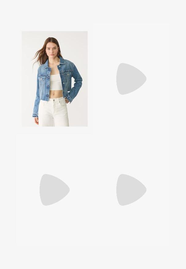 Jeans jakna s svetlo modrim pranjem, z ovratnikom, sprednjimi žepi in srebrno kovinsko opremo. Zasnovana je s skrajšanim krojem in dolgimi rokavi.; Bela kratka majica s kratkimi rokavi iz bombaža. Ima okroglo izrezovanje in sproščen kroj. Gladka tekstura brez vidnih vzorcev ali poudarkov.; Bele široke hlače iz lahkega materiala. Imajo elastičen pas s vrvico in stranske žepe. Gladka tekstura.; Bela sandala na visokih petah s debelim petam, ki ima obliko trakcev in vezanje okoli gležnja. Gladka tekstura z platformo spredaj za dodatno višino.