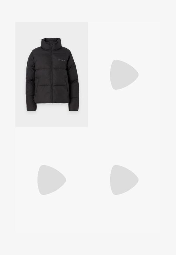 Schwarze Pufferjacke mit hohem Kragen und durchgehendem Reißverschluss. Hergestellt aus glattem Stoff mit horizontalen Steppnähten.; Schwarzes Baumwoll-T-Shirt mit weißen Akzenten am Kragen und an den Ärmeln, ausgestattet mit drei weißen Streifen auf jeder Schulter und einem kleinen Logo auf der Brust.; Schwarze weite Sweatpants aus weichem Material, mit einem elastischen Taillenbund und einem kleinen Logo auf der linken Seite.; Schwarze Ledersneaker mit weißen Streifen, Gummikappe, schwarzen Schnürsenkeln und einer cremefarbenen Sohle. Glatte Textur mit glänzender Oberfläche.