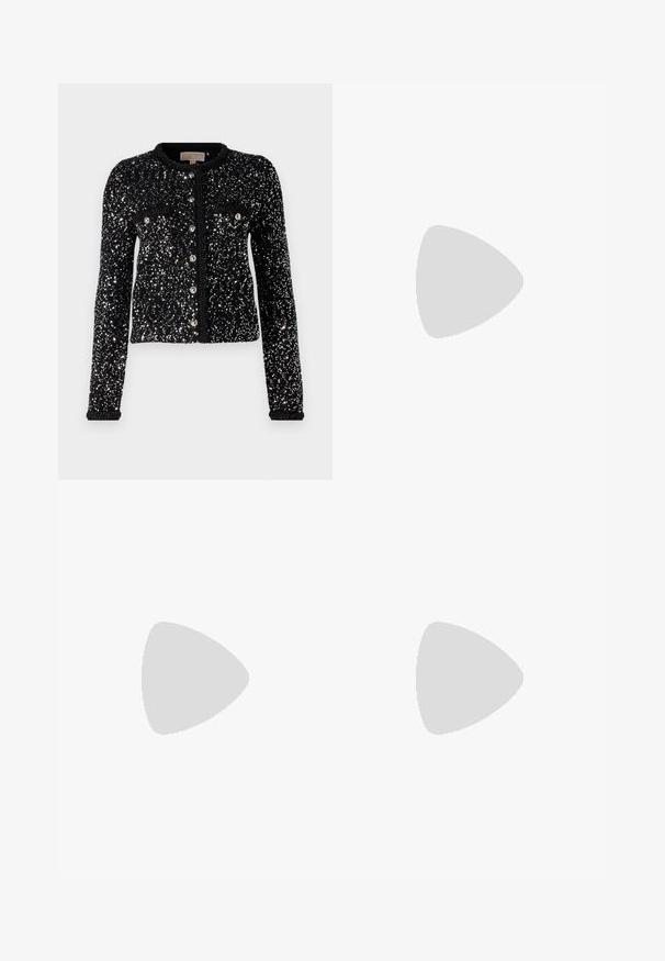 Cardigan nero con design in paillettes, dotato di maniche lunghe, scollatura tonda e chiusura con bottoni, completo di due tasche frontali.; T-shirt nera cropped in cotone. Presenta un colletto rotondo e maniche corte. "MICHAEL KORS" ricamato color coordinato sulla parte anteriore.; Pantaloni bianchi su misura con vita alta, doppie pieghe frontali e gamba larga con risvolti. Realizzati in un tessuto liscio e strutturato.; Mocassini in pelle nera con suola spessa, caratterizzati da un accento dorato nella parte anteriore e una finitura liscia. Design della suola con profilo spesso.