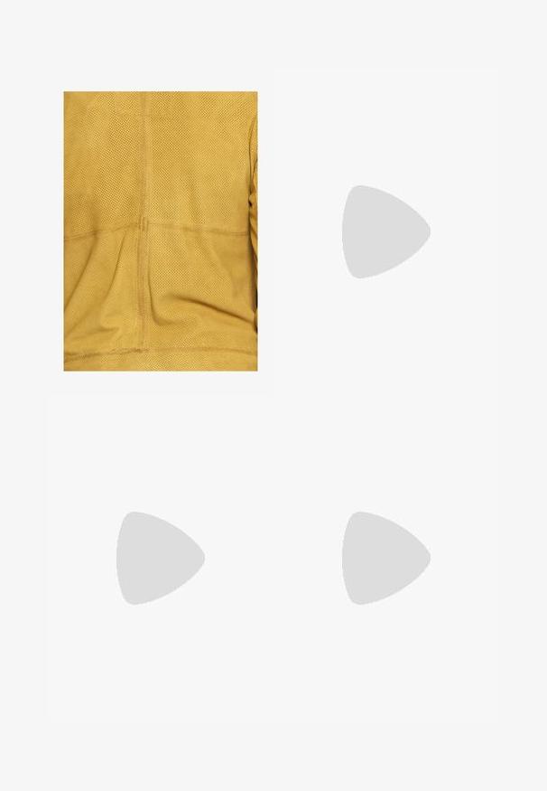 Maze Nahkatakki - yellow; Valkoinen T-paita, joka on valmistettu pehmeästä ja kevyestä kankaasta. Omistaa pyöreän kaula-aukon ja lyhyet, leveät hihat rentoa istuvuutta varten. Ei näkyviä kuvioita.; Ruskeat leveälahkeiset housut, joissa on sileä pinta, korkea vyötärö ja etupleat. Kangas on kevyttä ja laskeutuu väljänä.; Ruske kožne sandale s visokom potpeticom, otvorenim prstima, podesivim kopčanjem oko gležnja i prugastim platformskim đonom.