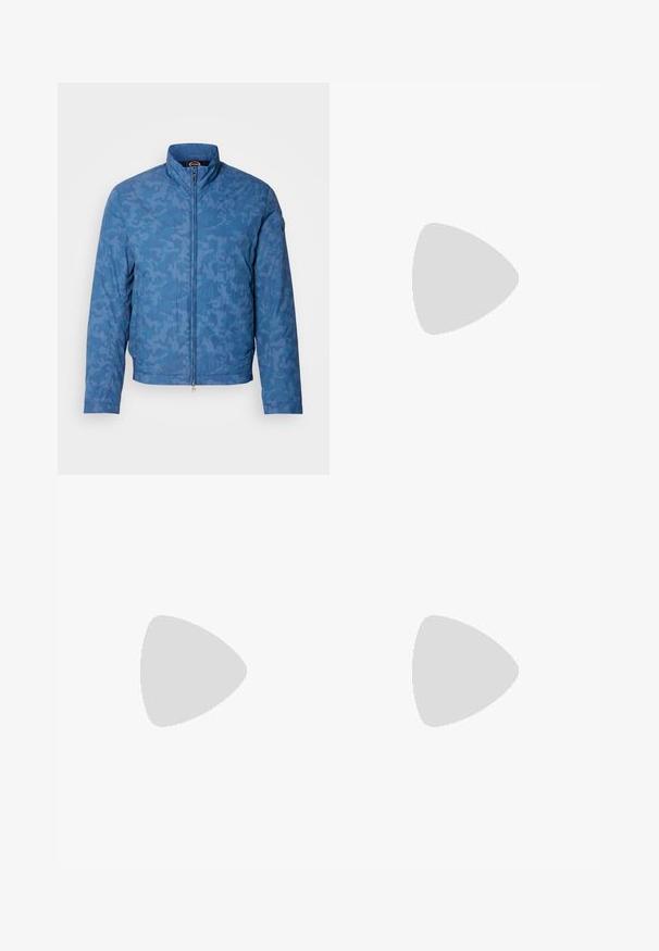 Jaca de camuflagem azul com colarinho alto, fecho de correr completo e tecido texturizado. Apresenta um acabamento suave e punhos elásticos.; BOSS TEE - T-shirt básica - open white; Calças de algodão bege com corte reto, apresentando um fecho de botão e pregas na frente para um detalhe adicional.; Sapatilha atlética branca e bege claro, com parte superior em malha, detalhes perfurados e uma entressola texturizada com marcação no calcanhar.
