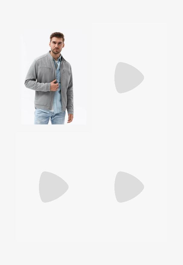 Ombre Kevyt takki - grey; Sininen ja valkoinen raidoitettu pitkähihaisen paita, joka on valmistettu puuvillasta. Paidassa on napillinen kaulus, etunapit ja pieni kirjailtu logo rinnassa.; Beige housut, joissa on sileä pinta, suora leikkaus, kaksi nappikiinnitteistä takataskua ja normaali vyötärö.; Merenneito suede-tennarit matalalla profiililla, pyöreällä varvalla ja kontrastivärisellä beige kumipohjalla. Varustettu sävykkäillä nauhoilla ja pehmeällä tekstiilivuorilla.