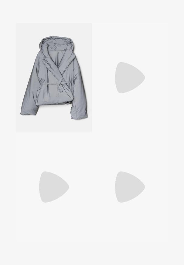 Světle šedá péřová bunda s oversize střihem, kapucí a obálkovým designem. Má stahovací pásek a hladkou, lesklou texturu materiálu.; Pletený svetr s diamantovým vzorem v béžové a černé barvě, se stupňovitou změnou barev. Kulatý výstřih a dlouhé rukávy. Měkká struktura.; Černé, lehké kalhoty s volným střihem, s elastickým pasem a dvěma předními knoflíky. Hladká textura s rovnými nohavicemi.; Černá kožená kotníková bota s špičatou špičkou, štíhlým jehlovým podpatkem a hladkým povrchem. Minimalistický design bez viditelného hardwaru nebo akcentů.