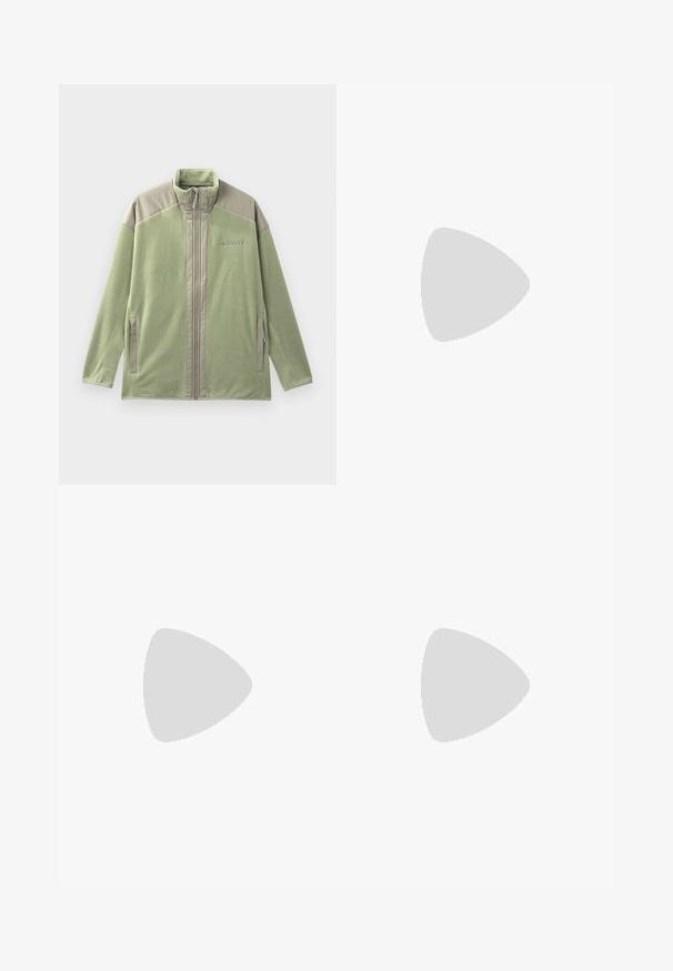 Jachetă din fleece verde deschis, cu fermoar complet, panouri bej pe umeri, buzunare frontale cu fermoar și logo-ul "TERREX" pe piept.; Tricou negru cu mânecă scurtă, confecționat dintr-un material ușor, având un logo gri deschis „TERREX” pe piept și un gât rotund.; Pantaloni de exterior khaki, cu o curea ajustabilă neagră, buzunare cu fermoar, mansete conice și picioare inferioare detașabile pentru un stil versatil.; Pantofi sport negri, cu un superior din tricot texturat, vârf întărit și talpă cu amortizare, expuși pe un teren pământos cu crenguțe împrăștiate.