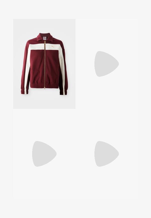 Bordeaux zip-jakke med hvide striber på ærmerne, guld lynlås og logo på brystet. Ribkant ved håndleddene og nederste kant med struktureret stof.; En enkel hvid t-shirt lavet af bomuld med rund halsudskæring, korte ærmer og en afslappet pasform. Glat tekstur uden mønstre eller accentuer.; Bredde ben sorte bukser lavet af et blødt, vævet stof. Har pressede folder, bæltesløjfer og en ren, skræddersyet finish.; Røde ruskindsnikers med hvide accenter, der har struktureret materiale, rund tå og et guld logo på siden, båret med sorte bukser.