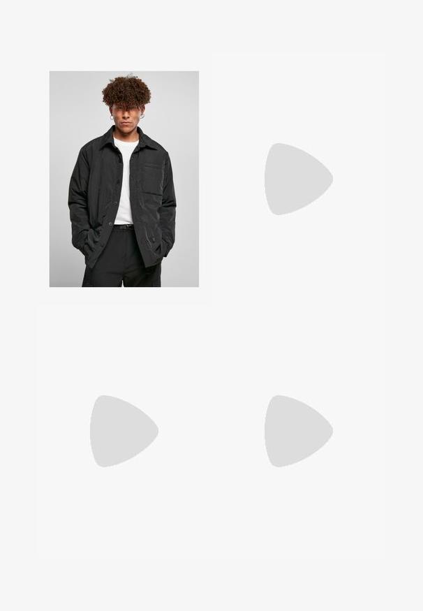 Must black button-up jakk, mis on valmistatud kergest kangast, omab rinna taskut, teravat kraed ja vabalt voolavat lõiget. Kantud valge T-särgi peal.; Valge kõrge kaelusega kampsun pikkade varrukatega, valmistatud siledast kangast. Omab sobivat lõiget ning üldiselt ribaroheline varrukate ja küljepidi. Ei sisalda mustreid ega aktsente.; Khaki cargo püksid elastse vöökoha ja stringiga, külgtaskud ja voltidega pahkluude juures. Valmistatud tekstureeritud, kerget materjalist.; Valged nahast tennisetossud, millel on perforatsioonid, ümar nina, lame tallus ja paksud nöörid, nähtava swooshi logoga ja "AIR" kontsadel.
