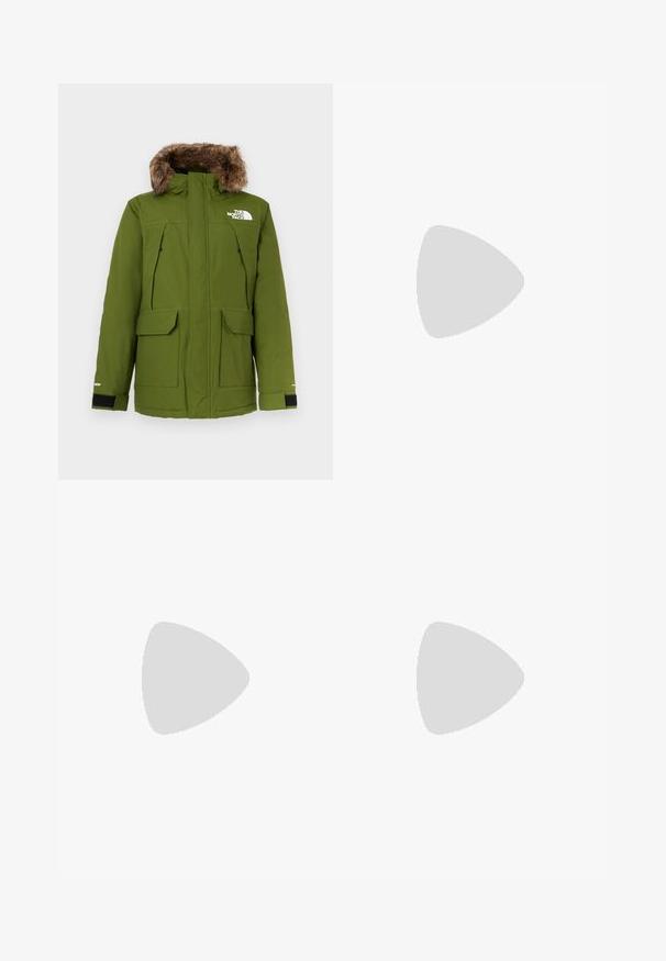 Alyvuogių žalia parka su pūkinėmis gaubtu, dviem priekinėmis kišenėmis, reguliuojamais rankogaliais ir logotipu kairėje krūtinės pusėje. Tekstūruotas audinys.; Juoda medvilninė marškinė su trumpomis rankovėmis, apvaliu iškirpimu ir maža balta logo kairėje krūtinės pusėje. Paprastas dizainas, lygi tekstūra ir laisvas pritaikymas.; Juodos sportinės kelnės, pagamintos iš lengvos medžiagos, su raišteliu liemens srityje, šoniniais kišenėmis ir siaurėjantys apykaklės prie kulkšnies.; Juodas lauko sportinis batelis su zomšiniu viršumi, tekstūruota guma padais ir tvirtas raištelių sistema. Yra sustiprinta kulno dalis ir prekės ženklo logotipas šone.