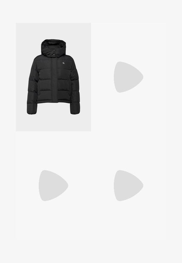 Calvin Klein Jeans MATTE MONOLOGO PUFFER SHORT - Zimska jakna - black; Bela kratka majica s kratkimi rokavi, izdelana iz bombaža. Oblika s krožnim izrezom, gladka tekstura brez vidnih vzorcev ali poudarkov. Osnovni stil.; Črne široke hlače iz gladkega materiala. Imajo visok pas, zanke za pas in sprednje gube za dodatno strukturo.; Beli usnjeni slip-on športni copat z gladko teksturo, zaobljenim nosom in debelim sivim gumijastim podplatom. Ima osrednji zadrgo za zapiranje.