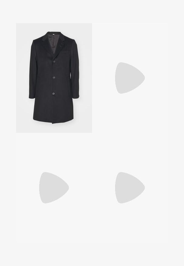Cappotto in lana nera con colletto a soffietto, chiusura a cinque bottoni, due tasche frontali e rivestimento interno liscio. Design semplice e sartoriale.; T-shirt oversize nera a maniche corte con scollatura rotonda e etichetta del marchio Filippa K visibile all'interno del colletto.; Pantaloni color blu navy in cotone, con design a gamba dritta, chiusura con bottone frontale e vita classica con passanti per cintura.; Scarpa nera a mocassino intrecciata con un accentuato in pelle liscia sulla parte superiore, design a punta rotonda e suola in gomma a profilo basso.