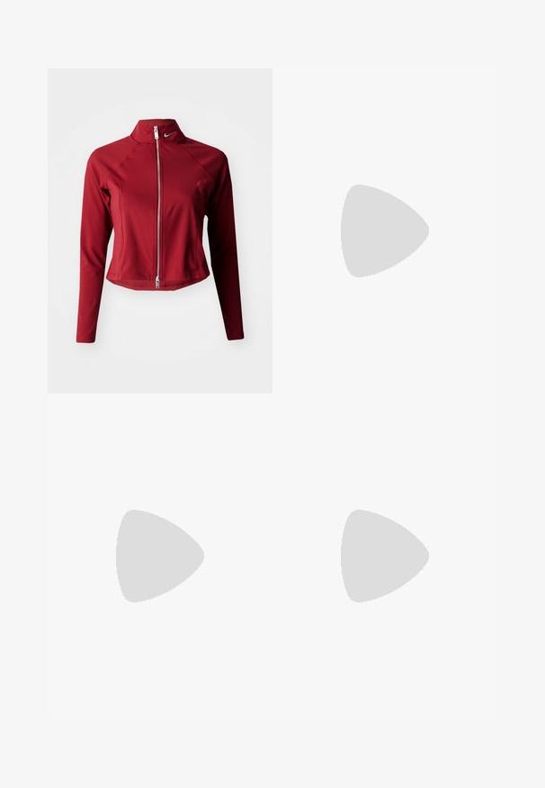 Veste de sport rouge avec fermeture éclair à l'avant, col montant, manches longues et tissu extensible. Comprend le logo Nike sur la poitrine et un design court.; Even&Odd 3 PACK - Débardeur - black/off-white/blue; Carhartt WIP BRANDON PANT CAMANO  - Jean boyfriend - blue worn used wash; Baskets Nike argentées avec une finition lisse et brillante, lacets noirs et bande Velcro. Portées avec des chaussettes côtelées de couleur crème.