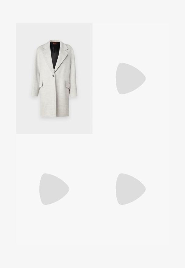 Cappotto grigio chiaro in misto lana con rever a punta, chiusura a un bottone, due tasche frontali e foderato in satin nero.; T-shirt bianca in cotone con un'illustrazione stampata di due donne in stili di moda urbana con un cane su un attraversamento pedonale e edifici della città.; Jeans a gamba larga di denim blu scuro con vita alta, caratterizzati da cuciture arancioni, design a cinque tasche e chiusura con bottone.; Sneaker bassa bianca con tassello nero sul tallone, suola a piattaforma, lacci e logo "CK" di Calvin Klein sul lato.; Orecchini a cerchio in argento con una finitura liscia e lucente. Forma arrotondata, design leggero, con chiusura a perno.