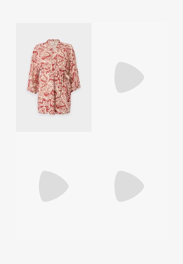Rdeče in smetankovo obarvano kimono s tremi četrtinami rokavi, zavezovanjem v pasu in cvetličnimi motivi po celotni tkanini.; Črn brez rokavov crop top, izdelan iz gladkega materiala, z okroglim izrezom in čistim, preprostim dizajnom brez vzorcev ali dodatkov.; Rjave široke hlače z gladko teksturo, ki imajo visok pas in sprednje naborke. Tkanina je lahka in prosto pada.; Rjave semiš sandale z visoko peto, odprto spredaj, z nastavljivim gležnjenjem in črtastim podplatom.