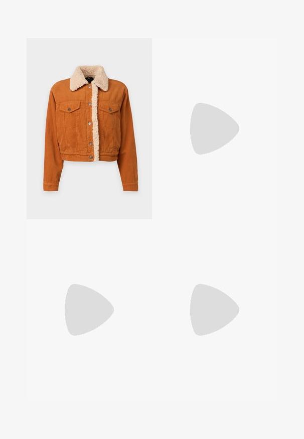 Giacca di corduroy arancione bruciato con colletto in pelliccia sintetica. Presenta due tasche sul petto con bottone e chiusure a bottone in metallo. Design corto.; T-shirt nera a maniche corte in cotone. Presenta una grafica bianca con il testo "KARL" e una figura stilizzata sul petto. Collo rotondo.; Pantaloni neri a gamba larga con vita alta, pieghe nella parte anteriore e una cintura con fibbia. Realizzati in tessuto liscio e leggero.; Décolleté in vernice nera con punta affilata, cappuccio metallico argento e tacco sottile. Presenta una finitura liscia e lucida e un discreto dettaglio con logo.