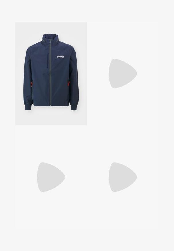 Tamsiai mėlynas lengvas švarkas su aukštu apykakle, priekiniais užtrauktukais ir dviem šoniniais kišenėmis, papuoštomis raudonais raišteliais ir pilkais akcentais. Logotipas ant krūtinės.; Juodi maikutai trijų pakuotėje. Raštuota tekstūra, standartinė apvalia iškirpte, be rankovių. Apačia papuošta mažuoju prekės ženklu.; Šviesiai mėlyni džinsai su tiesiomis kojomis, turintys vidutinio aukščio juosmenį, penkias kišenes ir mygtuko bei užtrauktuko uždarymą.; Juodas odinis loaferis su kutais, turintis masyvų juodą pado ir geltonus siūlus palei kraštą. Textūruota danga.; Trijų sluoksnių sidabrinė metalinė apyrankė, kuri pasižymi stilingomis, lankstosiomis grandinėlėmis su švelniu blizgesiu, užsegama krabų užsegimu ir reguliuojama grandinė.