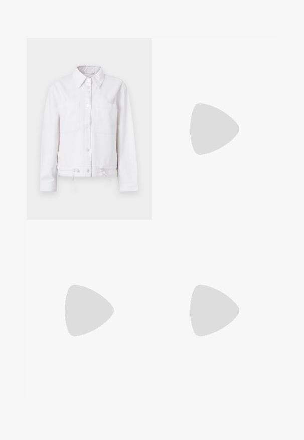 Chaqueta de algodón blanca con mangas largas, cierre frontal de botones, dos bolsillos en el pecho y cordón ajustable en el dobladillo. Textura suave, diseño con cuello.; Camiseta blanca de manga corta hecha de algodón suave. Presenta un cuello redondo y dobladillo recto, sin patrones ni adornos.; Pantalones negros de pierna ancha con cintura elástica y cordón ajustable. Fabricados en un tejido suave y ligero sin patrones visibles.; Bota de tobillo de cuero negro con paneles laterales elásticos, suela de goma gruesa y un alto tacón de bloque. Presenta una lengüeta en la parte trasera.