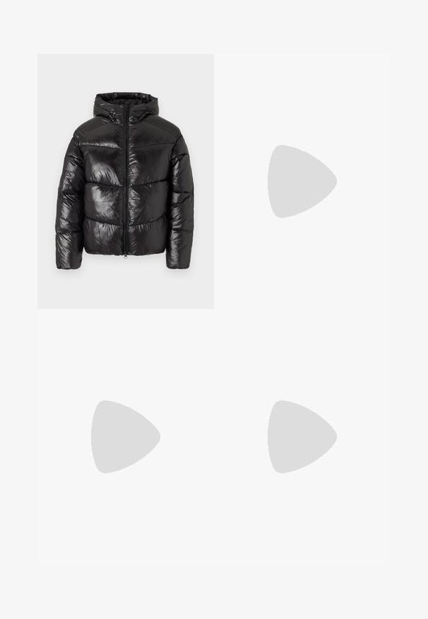 Sort pufferjakke med en blank finish, lynlås foran, hætte og quiltet design med udtalte vandrette sektioner.; To polo skjorter: en marineblå og en hvid, begge med en lille rød, hvid og blå detalje på brystlommen og kraven.; Mørkeblå denim jeans med slim fit, subtil falming, fem lommer og metalknaplukning. Syede detaljer i kontrastfarve.; Hvide atletiske sko lavet af syntetisk materiale. Har en glat overflade, rund tå, snørebåndsdesign og stribede detaljer på siderne.
