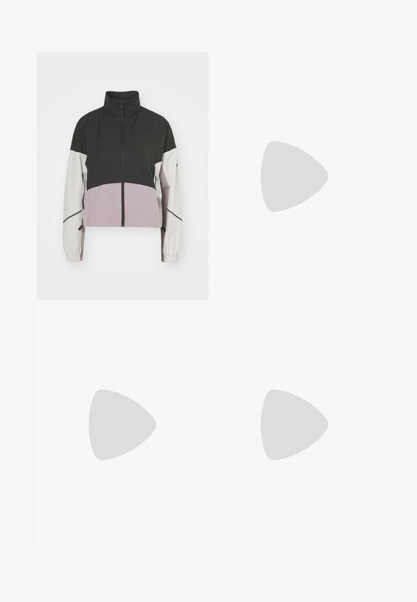 Kurze Jacke in Schwarz, Weiß und Lavendel mit hohem Kragen, Reißverschluss und elastischen Bündchen. Verfügt über ein farblich abgesetztes Design mit seitlichen Taschen.; Marineblaue V-Ausschnitt-T-Shirt mit kurzen Ärmeln, aus einem strukturierten, leichten Stoff. Mit einem kleinen silbernen Logo auf der oberen linken Brust.; Schwarze Leggings aus glattem, elastischem Material mit einem hohen Bund. Mit einem weißen Logo auf dem linken Oberschenkel und tailliertem Design.; Schwarze Sportschuhe aus strukturiertem Stoff, mit weißer Sohle und schwarzen Schnürsenkeln. Tragen mit weißen gerippten Socken, stehen auf einer hellen Fläche.