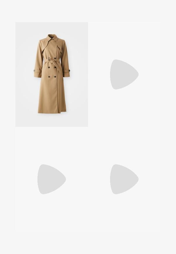 Bež plašč s dvojno zapenjanjem, širokim ovratnikom, pasom in dolgimi rokavi. Ima vzorčasto tkanino in poudarjene gumbe.; Bela bombažna majica s kratkimi rokavi in okroglim izrezom. Ima sproščen kroj in minimalen dizajn brez vzorcev ali dodatkov.; Bele hlače s prilagojenim dizajnom, ravnim sprednjim delom, dvema stranskima žepoma in čistim robom. Narejene iz gladkega materiala brez vidnih vzorcev.; Rjavi zamšasti baletni čevlji s koničastim prstom in nizkim profilom. Imajo gladko teksturo in minimalističen dizajn. Brez vidnih kovinskih delov ali okraskov.