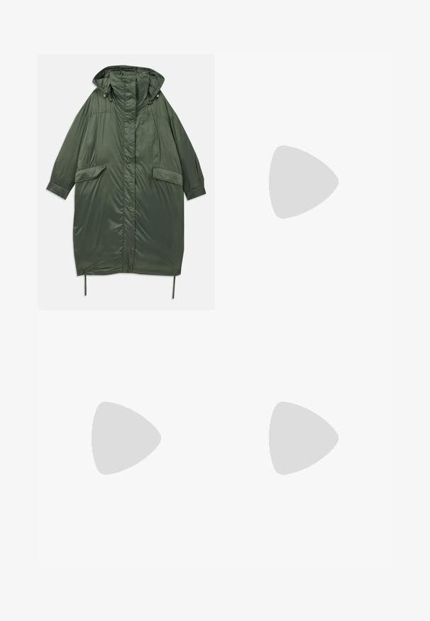 Olijfgroene oversized pufferjas met capuchon, drukknoopsluiting, twee voorkruiszakken en verstelbaar koord aan de zoom. Gladde, glanzende textuur.; Katoenen T-shirt met korte mouwen en een ronde hals, met zwarte verticale strepen op een witte achtergrond en een rechte snit.; Lichtblauwe denim jeans met een wijde pasvorm, vijf zakken, lussen voor een riem en een knoopsluiting. De stof heeft een gladde textuur.; Zwarte leren enkellaars met een ronde neus, blokhak, zijrits en stikselaccenten op de wreef. Gladde textuur, klassiek ontwerp.