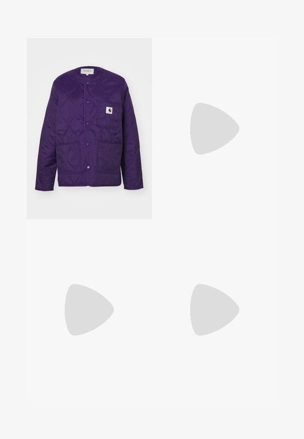 Carhartt WIP SKYLER LINER - Übergangsjacke - tyrian; Schwarzes Baumwoll-T-Shirt mit kurzen Ärmeln, rundem Halsausschnitt, mit einem weißen Adidas-Logo auf der Brust. Einfaches Design, lockere Passform.; Schwarze Jogginghose aus weichem, strukturiertem Stoff. Sie verfügt über einen elastischen Bund, Bündchen und ein kleines weißes Logo in Hüfthöhe.; Schwarze Ledersneaker mit weißen Streifen, Gummikappe, schwarzen Schnürsenkeln und einer cremefarbenen Sohle. Glatte Textur mit glänzender Oberfläche.