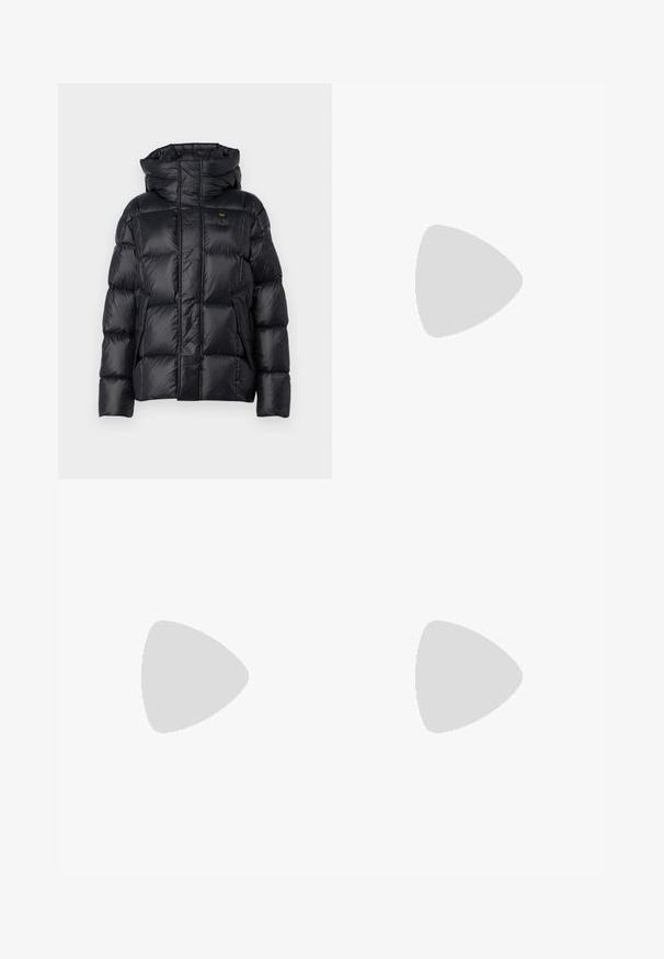 Svart puffjacka med huva. Tillverkad av glänsande, vadderat material, med en frontdragkedja och en liten logotyp på bröstet.; Röd bomullströja med korta ärmar, rundad halsringning och en liten logotyp på vänster bröst. Slät textur och normal passform.; Ljusblå denimjeans med rak bendesign, blekt tvätt, femfickorsdesign, kontrasterande sömmar och knäppning fram.; Vita lädersneakers med en slät yta, rund tå, platta snören och en texturerad sula. Grå mockadetalj vid hälen.; BOSS Solglasögon - black
