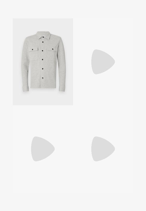 Camisa cinza-claro de botões com dois bolsos no peito, botões pretos e colarinho clássico. Tecido macio com mangas longas e bainhas com punhos.; Camisa de algodão branca com um corte relaxado, apresentando um pequeno logótipo gráfico preto na área do peito esquerdo. Mangas curtas, estilo de gola redonda.; Jeans de ganga brancos com perna reta, fecho de botão e fecho zip, design de cinco bolsos e sem padrões ou acentos visíveis.; Tenis de couro preto com uma textura suave, sola de borracha bege, design de atar e um destaque no calcanhar em contraste.
