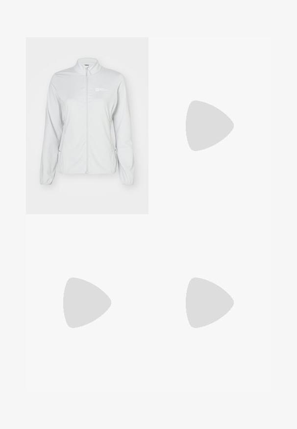 Lichtgrijze ritsjack met een staande kraag, lange mouwen, zijzakken en een subtiel logo op de linkerborst. Glad, stretchy materiaal.; Korte mouwen witte sportshirt met een ronde halslijn, voorzien van een logo op de borst en een gladde, lichte stoftextuur.; Zwarte, strakke broek gemaakt van een flexibel materiaal. Kenmerken zijn onder andere een ritszak aan de zijkant, gebogen knieën en een gladde textuur.; Lichte groene wandelschoen van mesh en rubber, zwarte traction outsole, met roze en oranje accenten en een verstevigde neus.