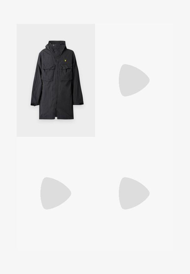 Černá pláštěnka z lehkého materiálu, vybavená dvěma předními kapsami, detaily s knoflíky, kapucí a malým žlutým logem na hrudi.; Bílý bavlněný tričko s malým černým a žlutým vyšitým logem na levé hrudi. Krátké rukávy a kulatý výstřih.; Černé teplákové kalhoty s elastickým pasem a stahovací šňůrkou, zúžené nohavice s manžetami a malým žlutým vyšívaným logem na pravém stehně.; Bílé kožené tenisky s hladkým povrchem, které mají klasický design na šněrování, perforace pro prodyšnost a jemně strukturovanou gumovou podrážku.