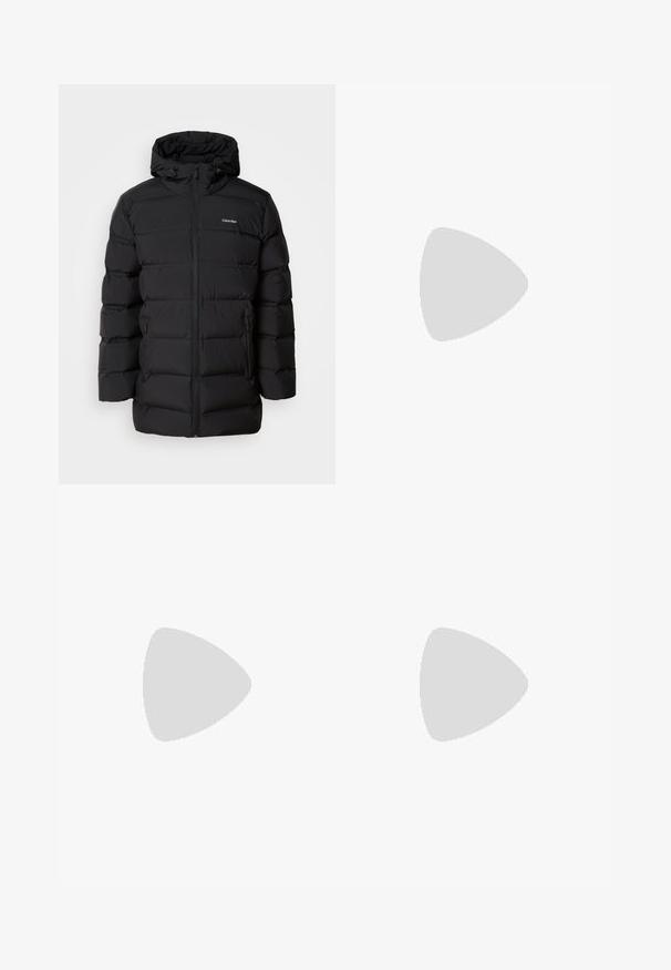 Zwarte pufferjack met een ritssluiting aan de voorkant, een trekkoordhoed, een gebouwde patroon en een merklogo op de linkerborst. Bevat zijzakken.; Witte katoenen t-shirt met een zwart "CK" logo en de tekst "Calvin Klein Jeans", korte mouwen en een klassieke ronde hals.; Blauwe denim jeans met een slim fit, midden taille, vijf zakken, vervaagde was en lichte slijtage aan de voorkant en achterkant.; Zwarte wandelschoenen met een gelaagd ontwerp, textiele stof en rubberen zool, met verstevigde delen en een vetersluiting aan de voorkant.