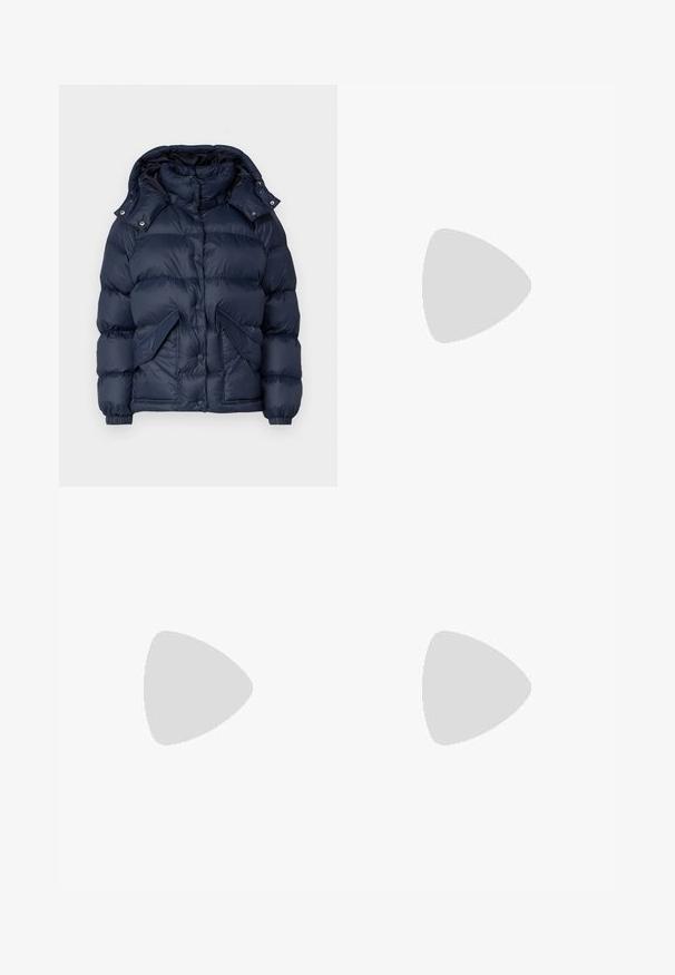 Tamnoplava puffer jakna s visokim ovratnikom, odvojivom kapuljačom, dugmadi na kopčanje i dva prednja džepa. Glatka, sjajna tekstura s izolacijom.; Bijela pamučna majica s kratkim rukavima, okruglim izrezom i opuštenim krojem. Glatka tekstura, bez uzoraka ili akcenata, minimalistički dizajn.; Crne široke traperice od denima, s visokim strukom, pet džepova i metalnim zatvaranjem s kontrastnim šavovima.; Crne kožne loaferice s zaobljenim vrhom, debelim teksturiranim potplatom i minimalnim detaljima šivanja. Elegantna izrada bez vidljivih vezica ili metalnih elemenata.