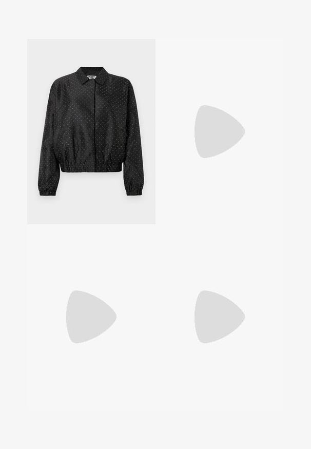 Zwarte bomberjas met wit polkadotpatroon, voorzien van een kraag, elastische zoom en gerimpelde manchetten. Soepele stoftextuur.; Witte geribde T-shirt met korte mouwen, met twee rode harten geborduurd op de borst. Zachte stof met een klassiek ronde hals ontwerp.; Donkerpaarse brede broek van textuurstof, met een elastische tailleband en een trekkoordsluiting voor een verstelbare pasvorm.; Rode leren slingback platte schoen met een puntige neus en een decoratieve vetersluiting aan de voorkant, voorzien van een slanke enkelband en een platte zool.