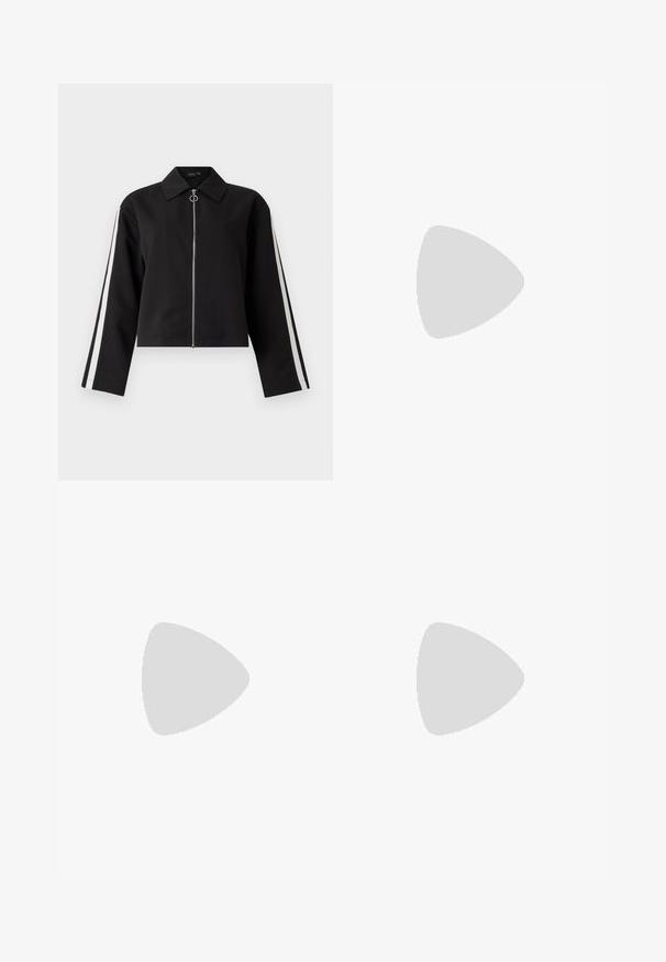 Veste noire courte avec des manches longues, fermeture éclaire argentée et bandes latérales. Dotée d'un col pointu et d'un détail de tirette en anneau. Texture de tissu lisse.; T-shirt noir à manches courtes en coton doux. Avec un col rond et un design ajusté. Texture lisse sans motifs ni détails.; Pantalons larges noirs en velours doux, dotés d'une taille élastique et d'une texture lisse, sans détails ni motifs visibles.; Escarpin noir en cuir à bout pointu avec une bride de cheville et un talon épais. Texture lisse, design élégant et esthétique minimaliste.