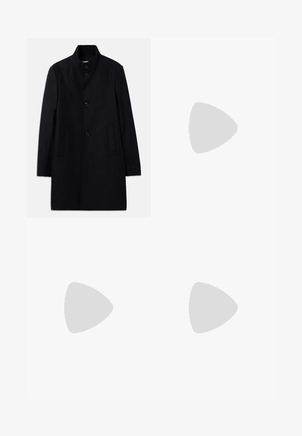 Abrigo de lana negro con cuello alto, que presenta seis botones frontales, dos bolsillos laterales y un diseño recto. Textura suave.; Camiseta de algodón negra con cuello redondo, mangas cortas y un estampado de logo blanco en el lado izquierdo del pecho. Diseño simple y de color sólido.; Pantalones gris ajustados hechos de una tela texturizada, con dos pliegues frontales y un diseño de pierna recta. Sin bolsillos visibles ni adornos.; Mocasín de cuero negro con punta redonda, detalles de costura sutil y un tacón bajo, que presenta una textura suave y un diseño minimalista.