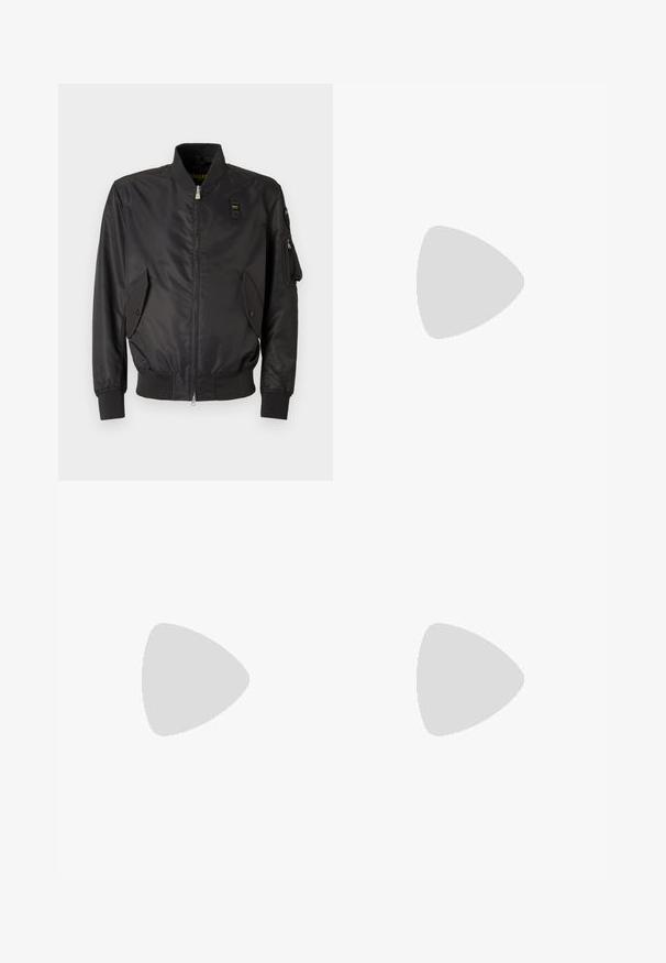 Giacca bomber nera realizzata in tessuto liscio, con colletto a coste, chiusura frontale con zip, tasche laterali e tasca a pannello sulla manica.; Camicia bianca in cotone a maniche lunghe con scollatura rotonda, spacchi laterali in fondo e una texture liscia, mostrata da dietro.; Jeans in denim blu chiaro con design a gamba dritta, cinque tasche, chiusura con bottone, leggero sbiadimento e dettagli di cucitura a contrasto.; Sneaker bianco con tomaia in pelle liscia e profilo basso. Presenta una punta arrotondata, sei occhielli e una suola in gomma testurizzata.