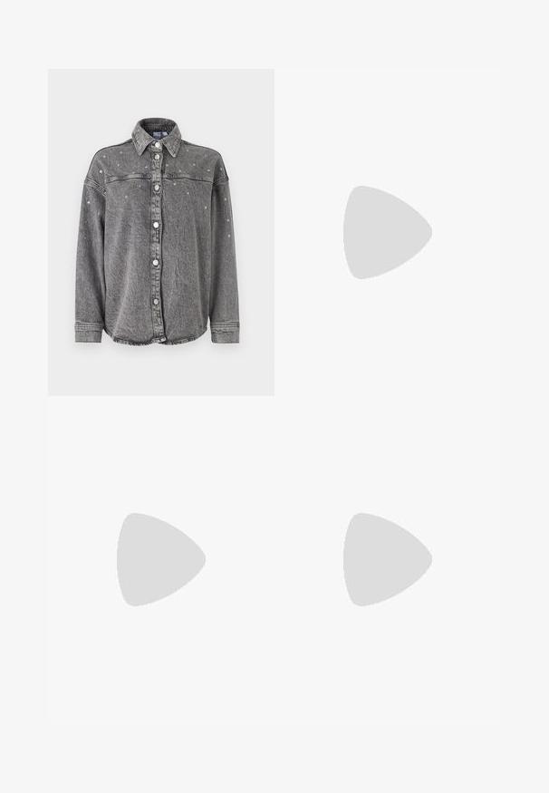Chemise en denim gris avec un col classique, une fermeture à boutons à l'avant et ornée de petites rivets en argent sur les épaules et la poitrine. Manches longues.; Débardeur blanc sans manches en tissu côtelé, doté d'un col rond et d'une silhouette ajustée, avec des coutures minimales et sans ornements.; Jeans en denim à jambes larges dans un délavage bleu clair. Dotés d'un zip et d'une fermeture à bouton, avec un délavage subtil pour un look usé.; Ballerines en cuir beige avec un bout arrondi, dotées d'une sangle à la cheville avec boucle et d'accents en métal argenté le long de la sangle.; Femme avec de longs cheveux foncés portant un costume noir, portant un sac à épaule en cuir noir, regardant par-dessus son épaule contre un fond blanc.