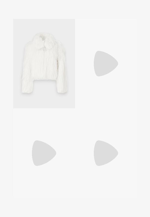 Geknipte witte bontjas met een pluizige textuur, voorzien van een ronde kraag en lange mouwen. Zacht, dicht materiaal zonder zichtbare sluitingen.; Gebreide polodra met een zwart-wit geometrisch patroon. Heeft korte mouwen, een kraag en drie knopen aan de voorkant.; Zwarte leren kniehoge laars met een spitse neus en slanke gebogen hak. Gladde textuur, aansluitend ontwerp en geen zichtbare hardware of patronen.; Zilveren oorringen met een gladde, glanzende afwerking. Ronde vorm, lichtgewicht ontwerp, voorzien van een post-back sluiting.