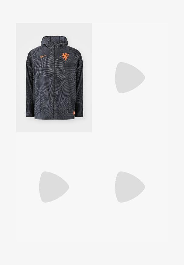 Fekete Nike dzseki pöttyös mintával, narancssárga oroszlán emblémával és logóval. Kapucnival és cipzáras elülső résszel rendelkezik.; Világoskék pamut póló rövid ujjakkal, piros Nike logóval és fekete felirattal, amely így szól: "CSAK ENGEDÉLYEZETT SZEMÉLYEK" a mellrészen.; Sötétkék, puha pamut keverékből készült melegítőnadrág, rugalmas derekkal, bal csípőn egy kis fehér Nike logóval. Egyenes lábú fazon.; Fekete és piros sportcipő, hálós felsőrésszel, texturált mintákkal és piros légpárnás részletekkel a talpon. Fehér zoknik láthatók.