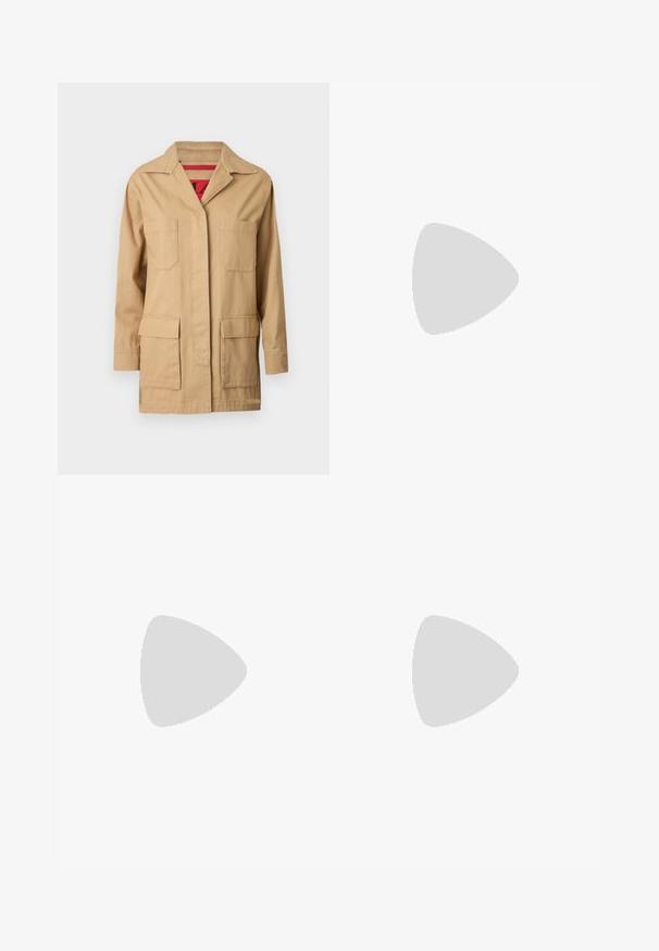 Beige canvasjakke med krave, to brystlommer og to nederste sidelommer. Indvendigt har den et rød mønstret foer.; Hvid kortærmet t-shirt lavet af ribbet stof. Rund halsudskæring, almindelig pasform og subtile syninger. Ingen mønstre eller grafik.; Strikket hvid midi-nederdel med et tekstureret mønster med vertikale linjer og udskæringer nær kanten. Elastisk talje. Blødt materiale.; Sort læderballetsko med rund tå, glat tekstur, minimal syning og et fleksibelt såldesign.; Brun læder håndtaske med flaplukning, hardware i gyldent tone, en skulderrem og en glat overflade. Kompakt rektangulær form.