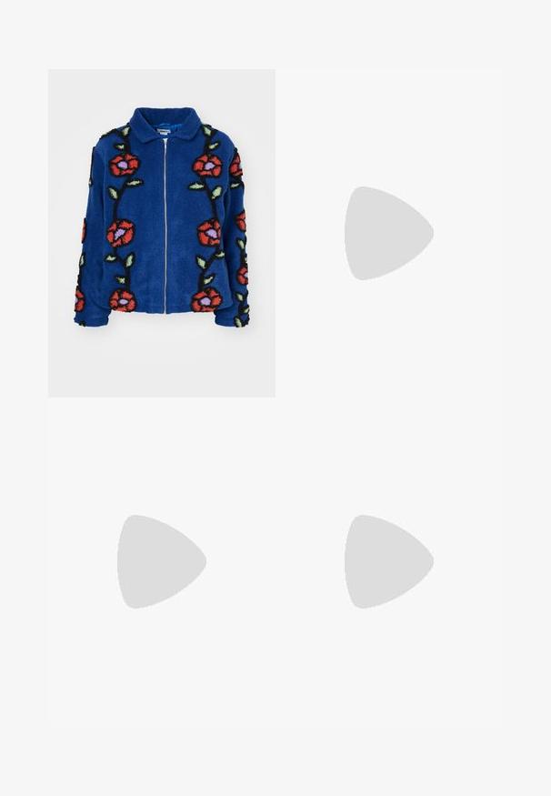 Obey Clothing FIELDS JACKET - Casaco de inverno - deep blue multi; T-shirt branco de algodão com uma gráfica de pés em chuteiras Nike amarelas com detalhes azuis, combinado com uma pulseira no pulso esquerdo.; Calças atléticas largas brancas com uma cintura canelada e um discreto detalhe de logótipo. Tecido suave com um corte relaxado e terminações ajustadas.; Nike Sportswear FIELD GENERAL - Sapatilhas - off-white/black