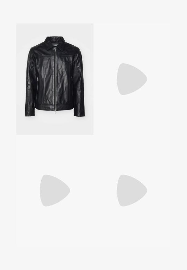 Iceberg GIUBBOTTO - Jachetă piele - nero; Tricou alb cu mânecă scurtă, confecționat din bumbac, cu un decolteu rotund și o croială lejeră. Textură netedă, fără modele sau accente vizibile.; Blugi din denim albastru deschis, cu croi lejer, design cu picior drept, cinci buzunare și închidere cu buton la talie. Textură netedă.; Mocasini din piele patent neagră cu un accent din piele albă, talpă groasă din cauciuc negru cu crampoane și detalii cusute. Textură netedă cu un finisaj lucios.