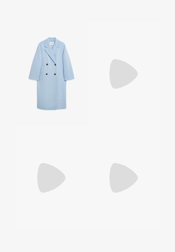 Hellblauem Wollmischungs-Mantel mit doppelreihigem Design, Reverskragen, zwei vorderen Taschen und dunklen Knöpfen, der einen lässigen Schnitt aufweist.; Weißes Baumwoll-T-Shirt mit lockerer Passform; verfügt über grünes "Lacoste"-Logo und Krokodilgrafik im linken Brustbereich.; Hellblaue Denim-Jeans mit weitem Bein und hoher Taille, mit umgeschlagenem Saum, fünf Taschen und kontrastierenden Nähten.; Schwarzer Sportlicher Sneaker mit einer strukturierten Oberfläche und geometrischen Mustern, gepolstertem Kragen und Gummisohle, entworfen für Komfort und Stil.; Blaue Kunstleder-Handtasche mit dreieckiger Form, oberem Griff und verstellbarem Schulterriemen. Sie bietet eine glatte Textur und eine Frontklappe.