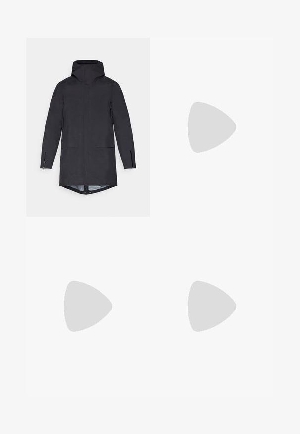 Parka negra impermeable con capucha, dos bolsillos frontales, cremalleras laterales y un dobladillo trasero más largo. Textura suave, diseño minimalista.; Camiseta atlética negra de manga corta hecha de un tejido que absorbe la humedad y es elástico. Cuenta con un cuello redondo y un pequeño logo blanco en el pecho.; Pantalones deportivos negros con una textura suave, corte ajustado, cinturilla elástica y bolsillos laterales. Presentan un pequeño logo en el muslo izquierdo.; Zapatilla deportiva negro y gris con parte superior de malla, acentos reflectantes y una entresuela blanca. Presenta una suela de goma texturizada y cordones.