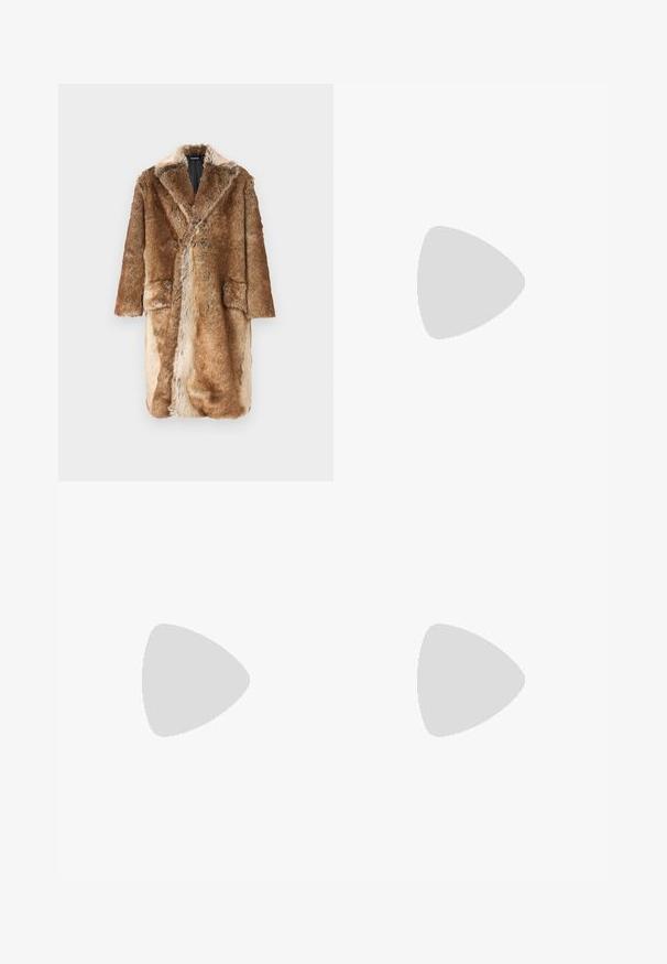 Han Kjøbenhavn LONG COAT - Žieminis paltas - wild brown; Juodas medvilninis Nike marškinėliai su klasikinėmis apykaklėmis, trumpomis rankovėmis ir subtiliu, įspaustu logotipu ant krūtinės. Sklandus tekstūra.; Juodi sportiniai kelnės su elastine juosta, baltomis šoninėmis juostelėmis, užtrauktukais ant apačios ir guminėmis logotipo detalėmis priekyje.; Nike Sportswear PULSE - Sportbačiai - black/anthracite