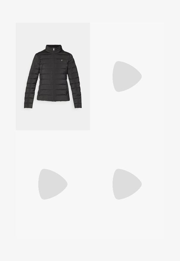 Juodas pūkinis švarkas su aukštu apykakle, užtrauktuku, horizontaliomis siūlėmis ir mažais logotipo ženkleliais kairiajame krūtinės srityje.; Juodas sportinis trumpas marškinėlis su prigludusiu dizainu, be rankovių, apvaliu iškirpimu ir švelnia, lygiaprotekstūra. Pabrėžti subtilūs siuvinėjimo detalės.; Juodos sportinės kelnės iš elastingos medžiagos, turinčios aukštą liemenį, šonines kišenes ir mažą logotipą ant apatinės kojos.; Juodi sportiniai batai su tekstūruotu audiniu, balta padu ir juodais raiščiais. Dėvimi su baltais raištiniais kojiniais, stovint lengvame paviršiuje.