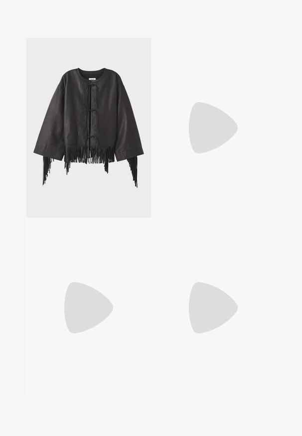 Zwarte leren cropped jas met brede mouwen, voorzien van een voorsluiting met veter en franjes langs de zoom en mouwen.; Witte katoenen t-shirt met korte mouwen, ronde halslijn, comfortabele pasvorm en gestikte zoom. Etiket zichtbaar aan de binnenzijde van de hals.; Bruine wijde jeans gemaakt van denim, met een knoop- en ritssluiting, vijf zakken en metalen hardwareaccenten.; Zwarte sportschoen met grijze accenten, gladde synthetische bovenkant, gestructureerde zool, ronde neus en platte veters. Klassiek ontwerp met logo-detail.; Zwarte lederen handtas met gevlochten handvatten, ritsvak en hangende franjes. Gelaagde oppervlakte met metalen studs en hardwareaccenten.