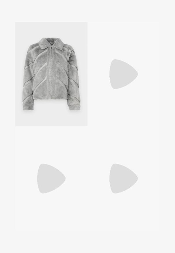 Vero Moda Tall VMSONJALUIS SHORT JACKET - Vinterkåpe / -frakk - griffin; Hvit av-shoulder t-skjorte med korte ermer, laget av mykt bomullsstoff, med en tettsittende design og en rett bunnsøm.; Sølv, faux skinn skjørt med strukturert krokodillemønster, med to blå knapper som detaljer og en tettsittende design.; Svarte ankelstøvler laget av glatt lær med elastiske paneler, en tykk plattformsåle og en metalltåhette.; Svart lær hobo-veske med glatt tekstur, buet form og enkelt justerbart stropp; har en bred åpning på toppen.