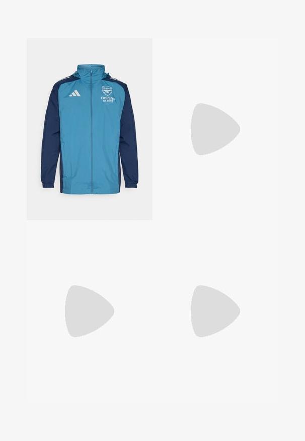 Lichte waterdichte jas met een teal voorkant en marineblauwe mouwen, voorzien van een rits, capuchon en logo-accenten op de borst.; Witte T-shirt met korte mouwen, voorzien van marineblauwe accenten en lichtblauwe zijkanten. Bevat prominent "Emirates FLY BETTER" op de voorkant en het clublogo.; Marineblauwe sportbroeken met een elastische tailleband, een taps toelopend ontwerp, een zilveren logo op de bovenbeen en kenmerkende drie-stripes details op het onderbeen.; Zwarte sportieve schoenen met een geperforeerde mesh bovenkant, witte accentstrepen, een gevoerde zool en een versterkte hiel voor extra ondersteuning.