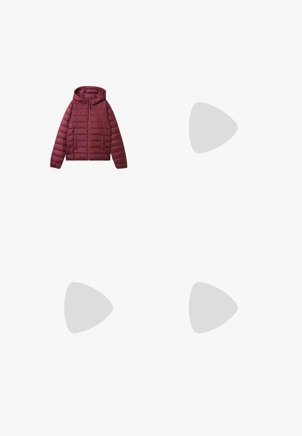 Bordeaux pufferjack met ritssluiting, capuchon en doorgestikt ontwerp. Bevat voorzakken en een gladde, lichte textuur.; Bordeaux hoodie met een ruime capuchon, lange mouwen en geribbelde manchetten, met aan de voorkant witte tekst die "Design District" en een zin bevat.; Bruine sportieve broek met een elastische tailleband, twee zijzakken en een klein logo aan de linkerzijde, gemaakt van een zachte stof.; Zwarte slipper met geprofileerde zolen en dunne banden. Voorzien van "NEXT" merk en maatmarkeringen op de voetbed. Eenvoudig, plat ontwerp.; Zwarte geweven schoudertas met twee stevige handvatten, met een glanzende textuur en een ruime open bovenkant.
