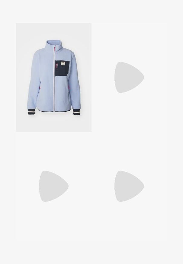 Ljusblå fleecejacka med hög krage, framdragkedja, marinblå bröstficka och rosa dragkedje-accent. Har kontrasterande mörka muddar och sidofickor.; Svart långärmad t-shirt i bomull med rund hals. Har en liten vit logotyp på vänster bröstområde. Enkelt design och passform.; Svarta nylonbyxor med avtagbara ben, justerbara muddar, flera fickor och en logotyp på högra benet. Slät, lätt textur.; Beige och krämfärgad atletisk sko med texturerad meshovandel, stöttande överdrag och gummisulor med ett mönster för grepp.