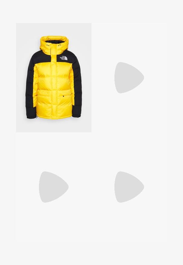 Dzeltena un melna puffa jaka ar augstu apkakli, ar rāvējslēdzēju un logotipu augšējā kreisajā krūtī, ar polsterētu dizainu siltumam.; Nike melns kokvilnas T-krekls ar klasisku piegriezumu, īsām piedurknēm un smalku, reljefu logotipu uz krūškurvja. Gluda tekstūra.; Melnas sporta bikses, kas izgatavotas no mīksta auduma, ar elastīgu jostu, auklu un mazu Nike logo uz kreisā augšstilba.; Melnas augstas kedas ar baltu zoli un auklām, apvienotas ar brīvām zilām džinsām, atpūšoties uz pelēka margotā balsta.